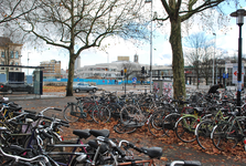804774 Afbeelding van gestalde fietsen op de westelijke hoek van het Smakkelaarsveld te Utrecht.